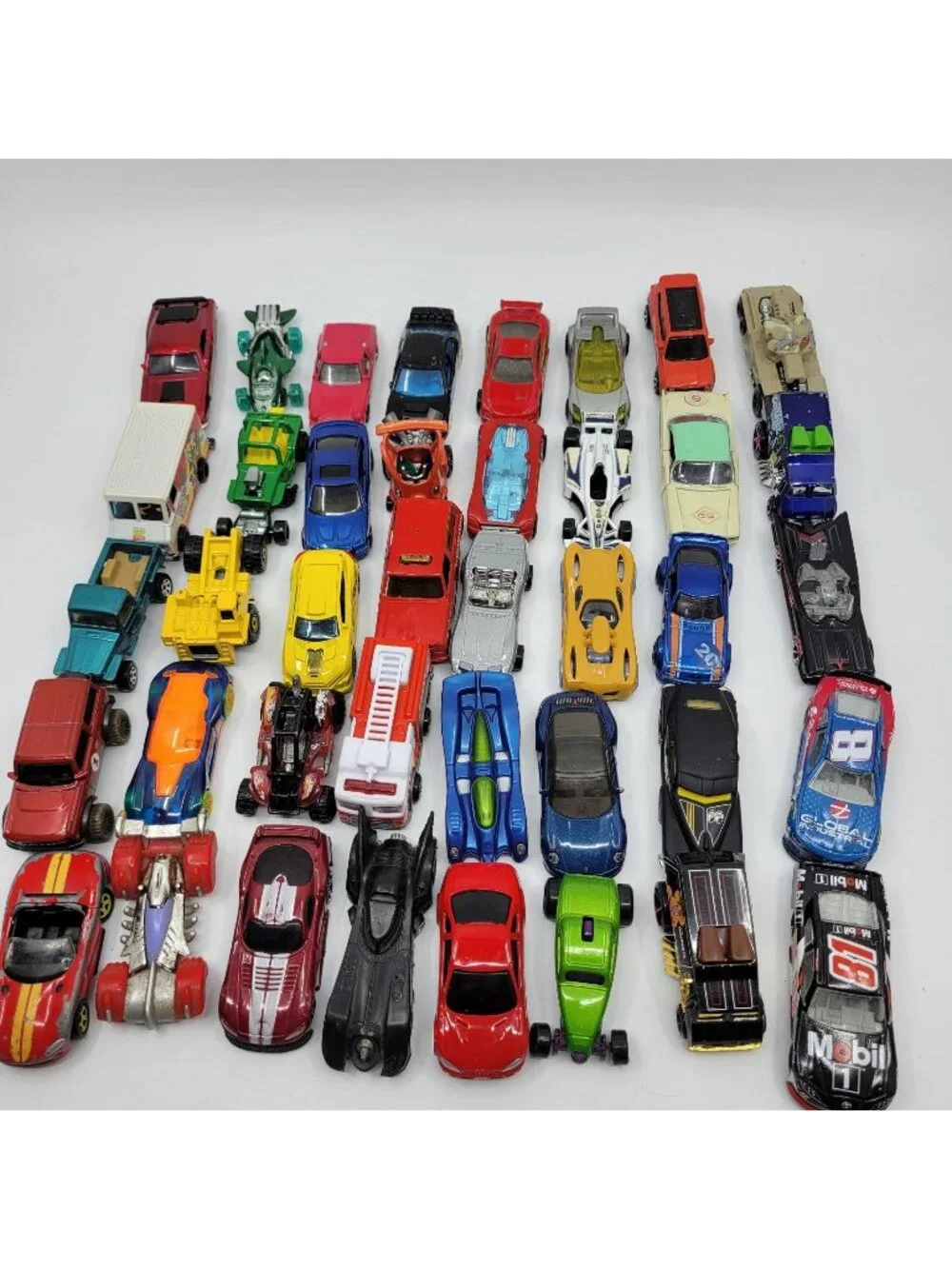 Huge Lot of 40 Vintage to Now Hot Wheels & Matchbox Diecast 1:64 Cars - HW015